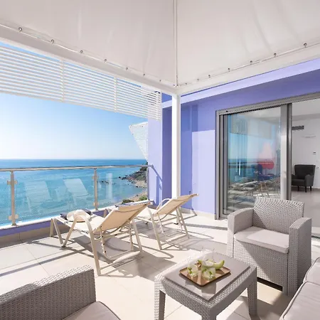 爱奥尼亚马雷代套房度假酒店