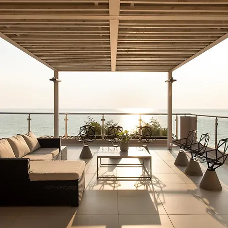 爱奥尼亚马雷代套房度假酒店