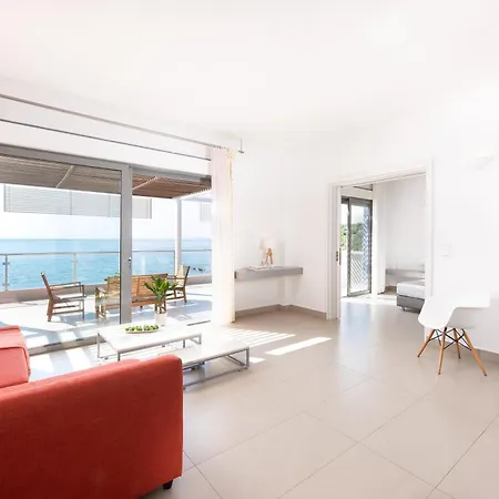 爱奥尼亚马雷代套房度假酒店